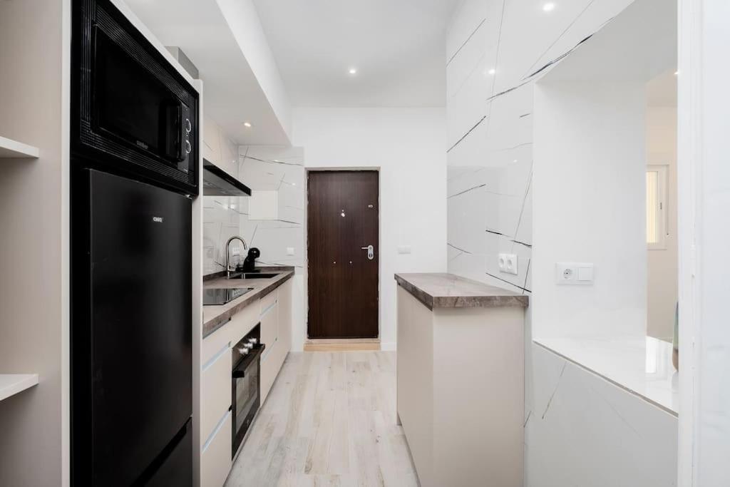 Newly Refurbished Modern 2-Bed Apartment In Heart Of Torremolinos Zewnętrze zdjęcie