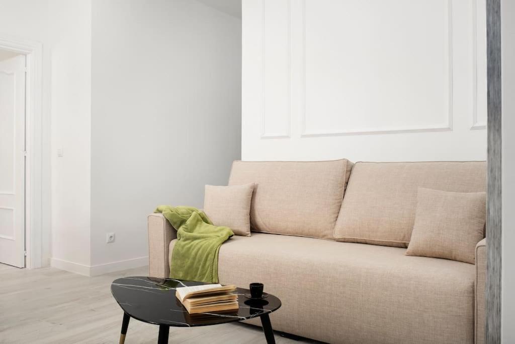 Newly Refurbished Modern 2-Bed Apartment In Heart Of Torremolinos Zewnętrze zdjęcie