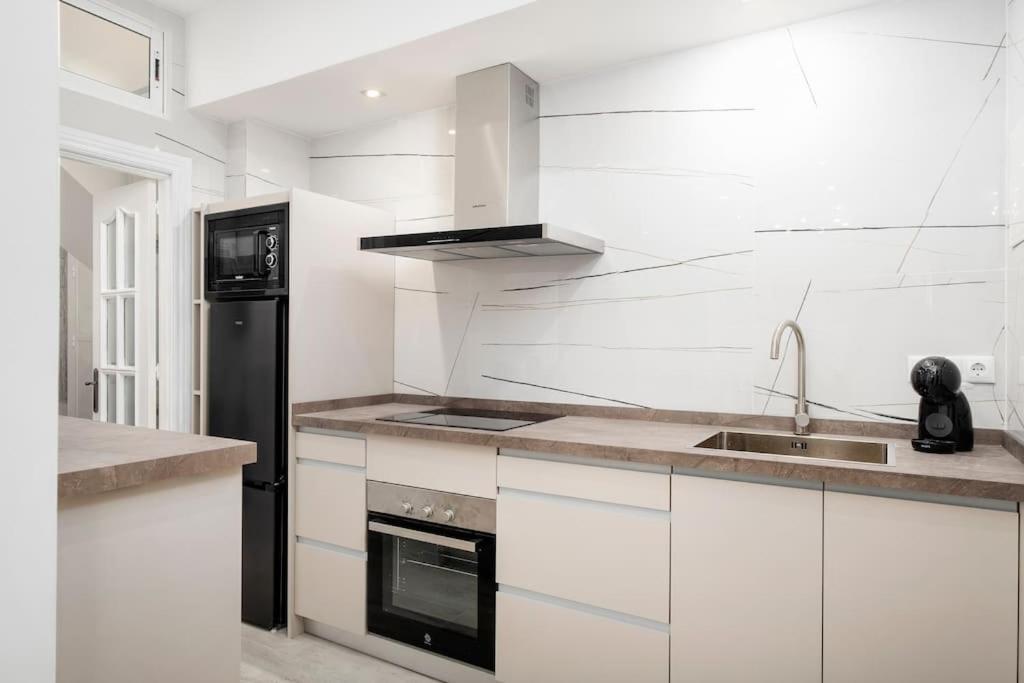 Newly Refurbished Modern 2-Bed Apartment In Heart Of Torremolinos Zewnętrze zdjęcie