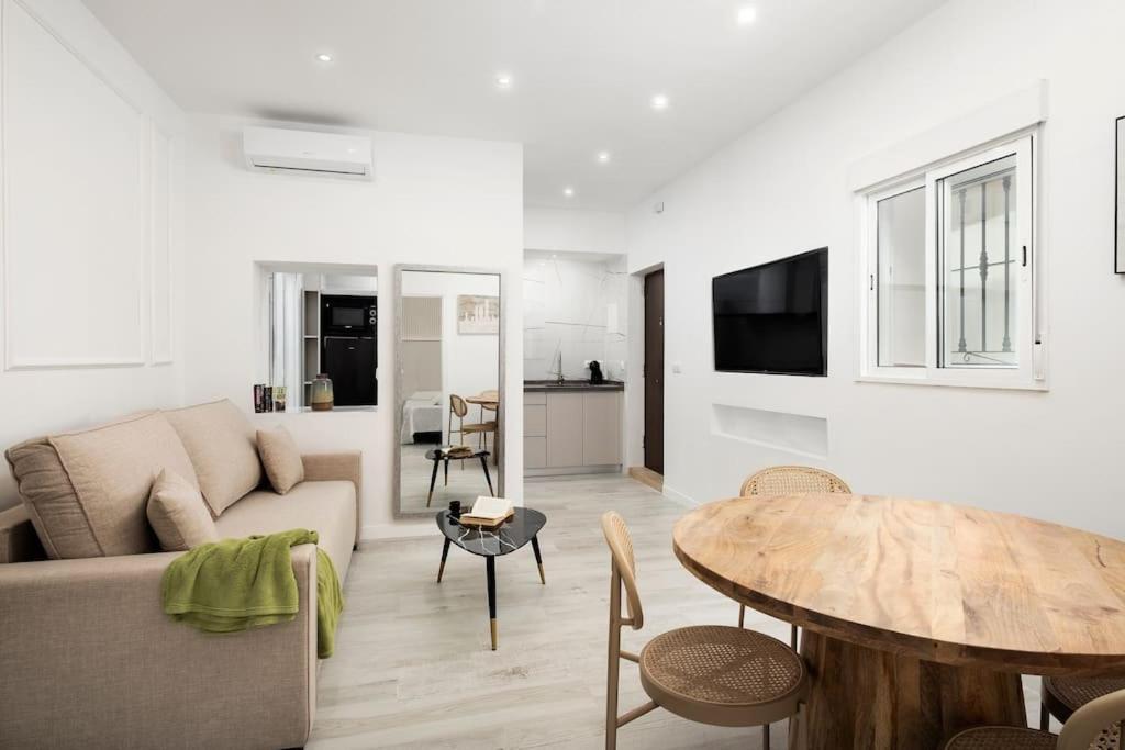 Newly Refurbished Modern 2-Bed Apartment In Heart Of Torremolinos Zewnętrze zdjęcie